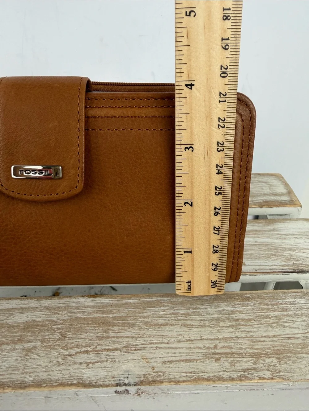 NWT Fossil Saddle leather Clutch Wallet features a secure snap closure tab